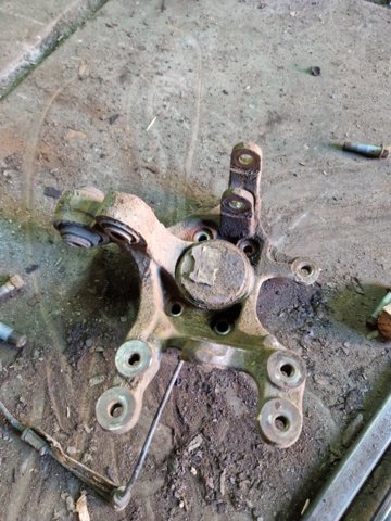 Цапфа (поворотный кулак) задний левый 527103W000 HYUNDAI