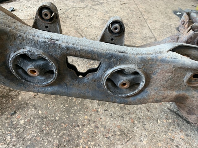 Балка задней подвески поперечная 554002P050 HYUNDAI
