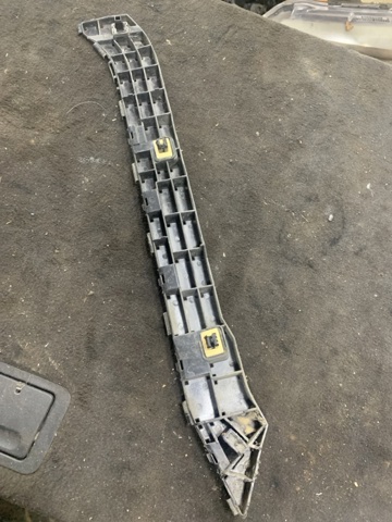 Кронштейн бампера заднего, внешний правый 57707SG080 SUBARU