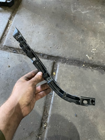 SUBARU 57707XA02A Кронштейн бампера переднего правый в наличии Павлоград