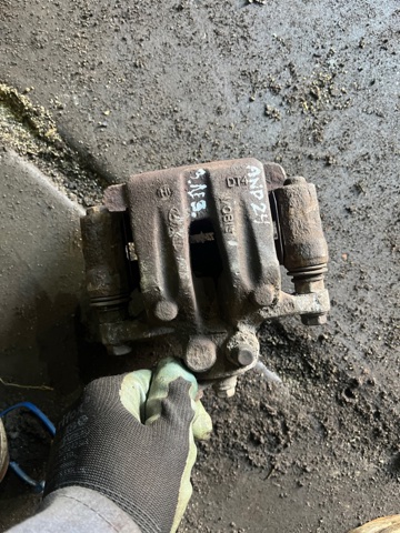 Задний левый суппорт 582102Y310 HYUNDAI