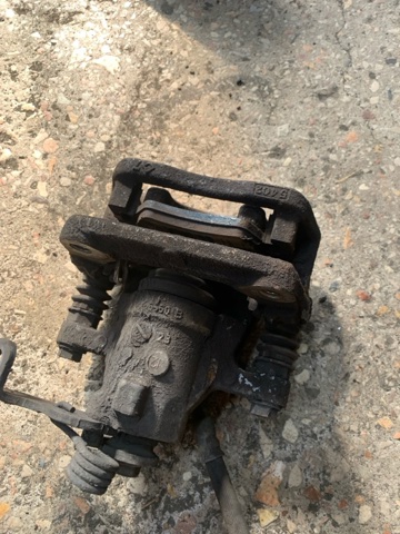 Задний левый суппорт 58300A2300 HYUNDAI