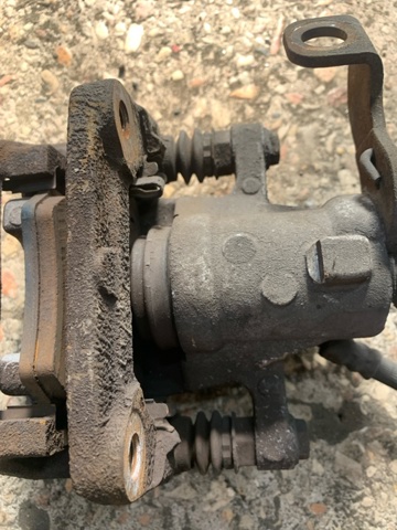 Задний правый суппорт 58400A2300 HYUNDAI