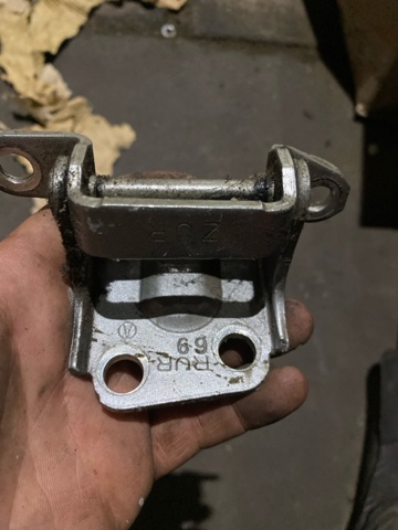 SUBARU 60470AG00A9P Петля двери задней правой в наличии Кривой Рог