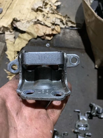Петля задней двери, левой 60470AG01A9P SUBARU