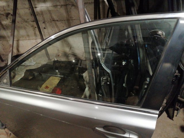 Стекло пассажирской двери 61011AJ000 SUBARU