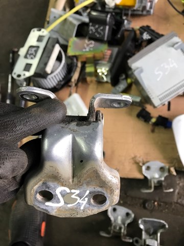 Петля задней левой двери 61520FA030 SUBARU