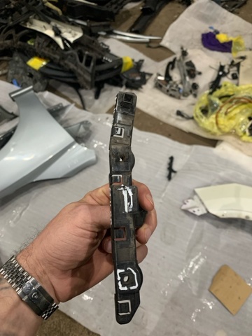 Кронштейн бампера переднего, правый 622224EA0A NISSAN