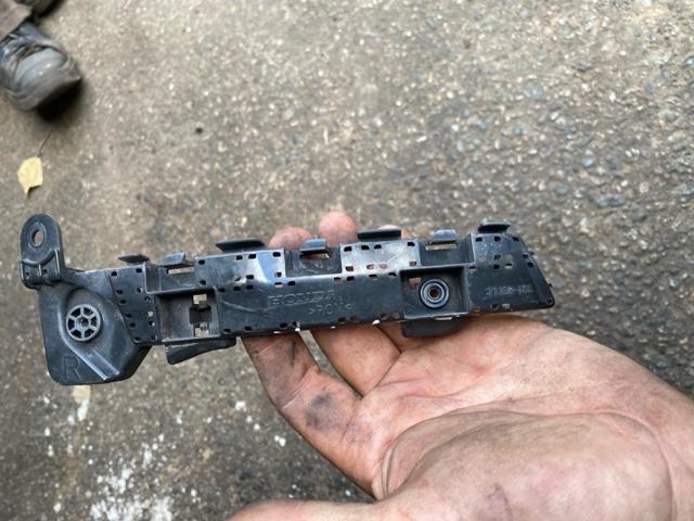 Кронштейн бампера переднего, внешний правый 71193T0AA01 HONDA