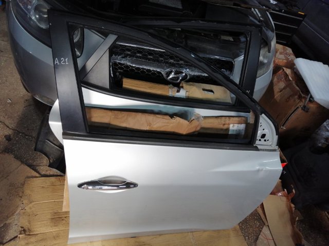 Пассажирская передняя дверь 760042Y000 HYUNDAI