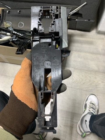 Держатель наружной ручки двери, передней правой 806104EA0A NISSAN