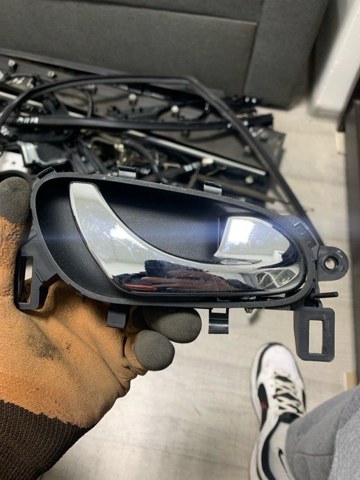 Ручка двери правой внутренняя передняя/задняя 806704EA1A NISSAN