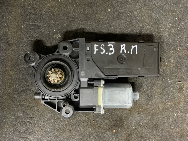 Мотор стеклоподъемника двери передней, правой 807309629R RENAULT