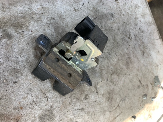 Замок крышки багажника 812302S000 HYUNDAI