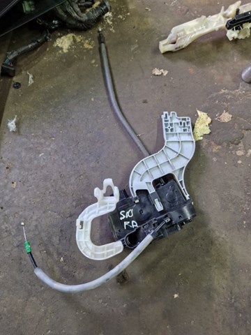 Замок задней правой двери  814203U010 HYUNDAI