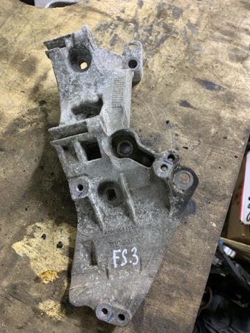Кронштейн крепления генератора 8200695957 RENAULT