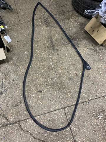 Уплотнитель двери передней, левой (на двери) 821302P000 HYUNDAI