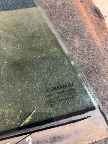 Стекло-форточка двери, задней, правой 822200012R RENAULT