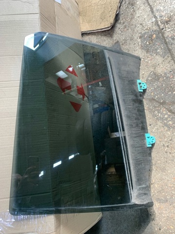Стекло двери задней левой 823011KK1A NISSAN