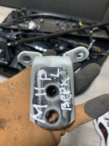 Петля передней двери правая 824204EA0A NISSAN
