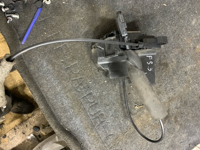 Замок задней двери, левой 825035901R RENAULT