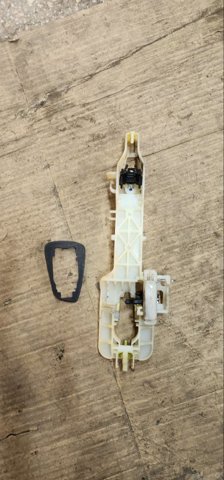 Держатель наружной ручки двери, передней левой 826552W700 HYUNDAI