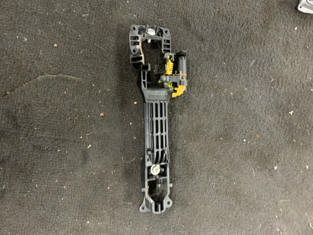 SUZUKI 8282163J00 Держатель наружной ручки двери передней левой в наличии Ужгород
