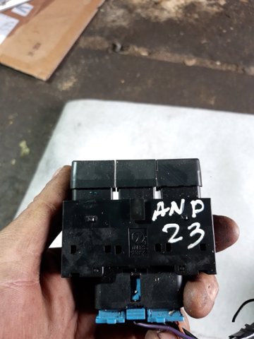 Блок кнопочных переключателей рулевого колеса 83002AG060 SUBARU