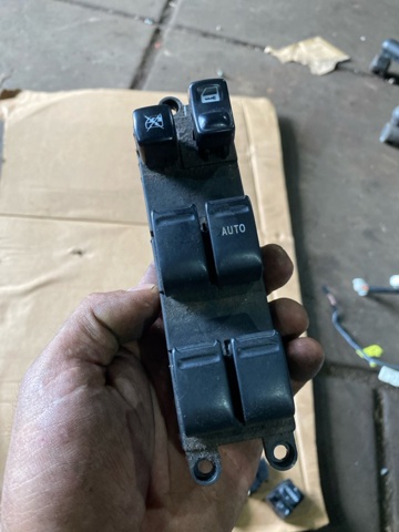 Кнопки переднего правого стекло подъёмника 83071SA100 SUBARU