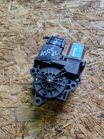 Мотор стеклоподъемника двери задней, левой 834502W010 HYUNDAI