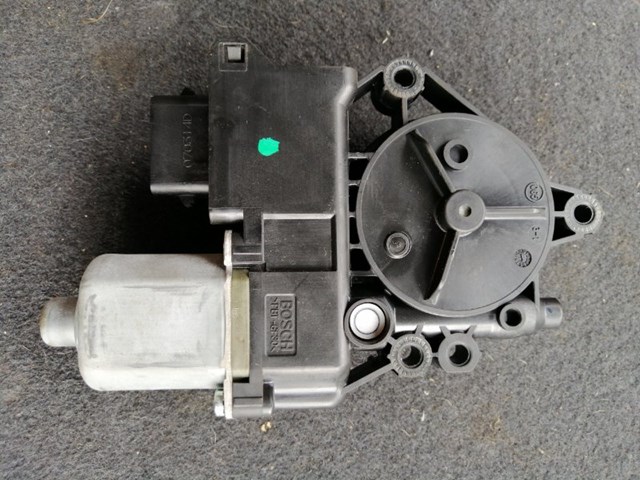 Моторчик стеклоподъемника двери задней, правой 834602P010 HYUNDAI