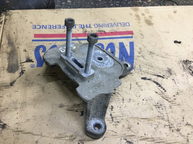 Крепление подушки коробки передач 8K0399115R VAG