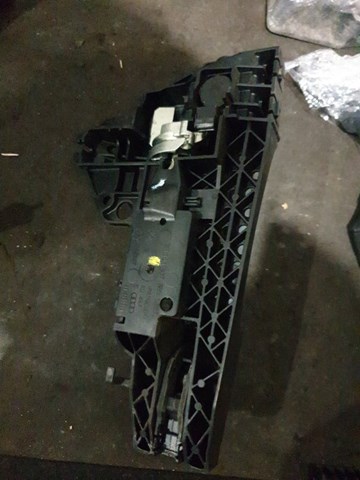 Держатель наружной ручки двери, задней левой 8T0837885B VAG