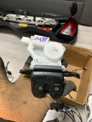 Замок пятой двери 905024EA0B NISSAN