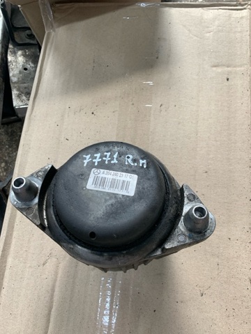 MERCEDES A2042406017 Подушка (опора) двигателя левая/правая в наличии Черкассы