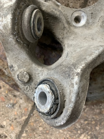 Кулак поворотный левый A2123500141 MERCEDES