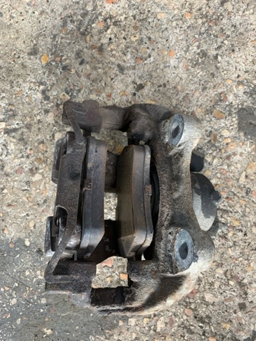Скоба тормозного суппорта заднего A2124230194 MERCEDES