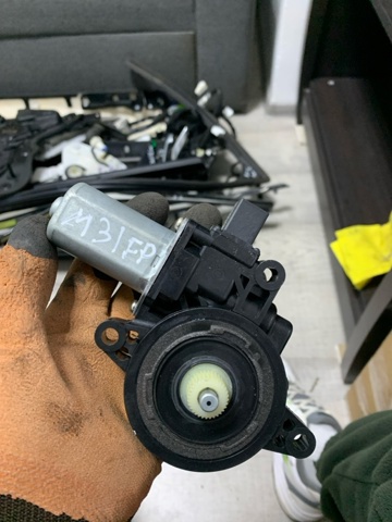 Мотор стеклоподъемника двери передней, правой D6515858XB MAZDA