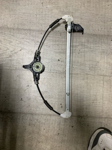 Стеклоподъемник задней левой двери GHP973590B MAZDA