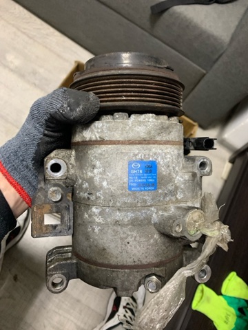Компрессор климатической установки GHT661450A MAZDA