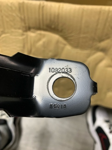 Регулятор высоты ремня безопасности передний левый KD4557960B75 MAZDA