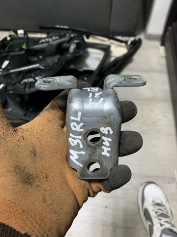 Петля задней левой двери KD5373240A MAZDA
