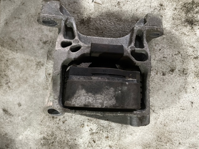 Правая подушка двигателя KD6239060A MAZDA
