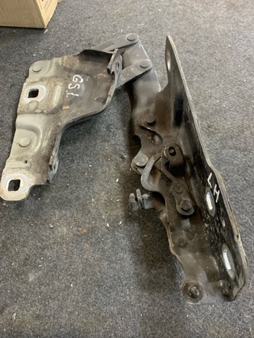 Шарнир капота правый T2H12980 JAGUAR