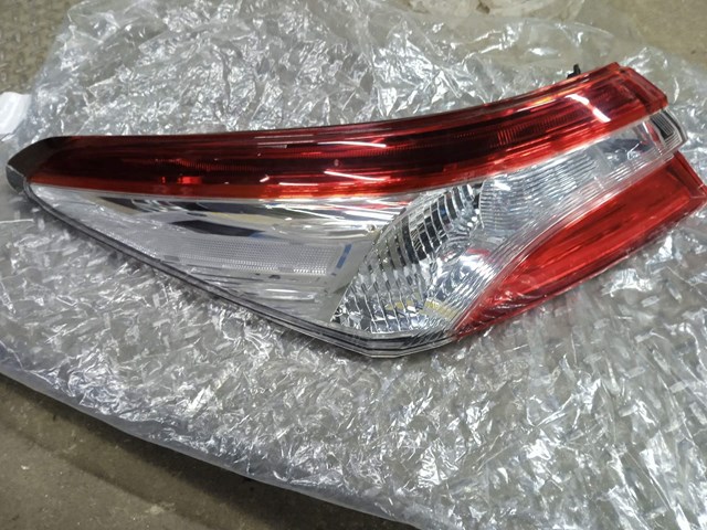 Задний левый внешний фонарь 8156133660 TOYOTA