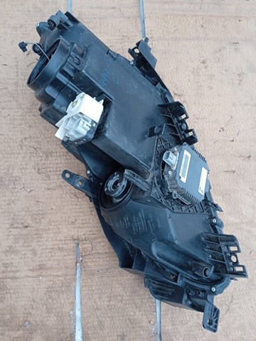 MAZDA EH1051030 Фара правая в наличии Львов