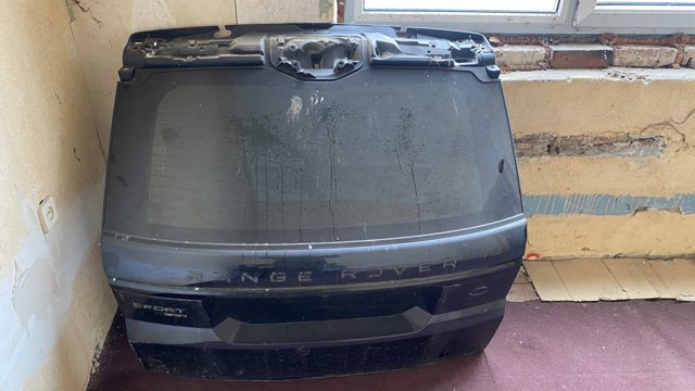 Стекло крышки багажника LR044113 LAND ROVER