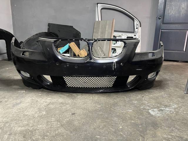 Передний бампер 51117897208 BMW