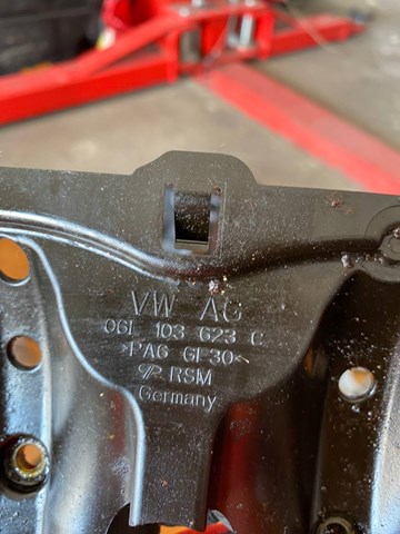 Маслоотражатель поддона двигателя 06L103623C VAG