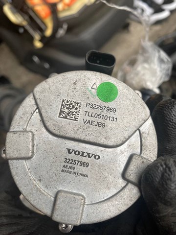 Насос (помпа) охлаждения батареи 32257969 VOLVO